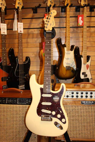 Fender Limited Edition American Standard Stratocaster FSR Rosewood Neck Vintage White
