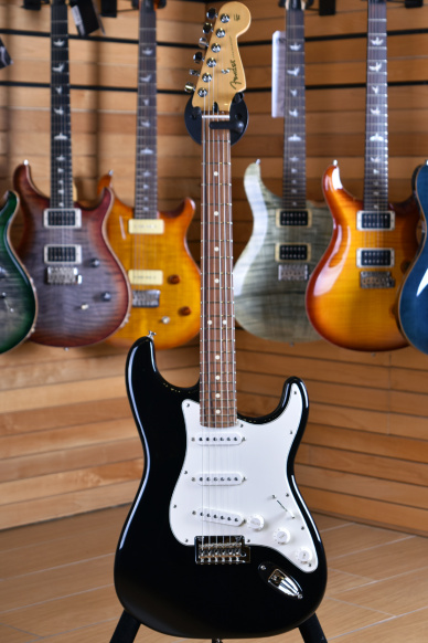 Fender Player Series Stratocaster Pau Ferro Fingerboard Black