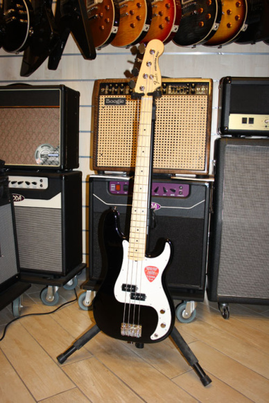 Fender American Special Precision Bass Maple Neck  Black